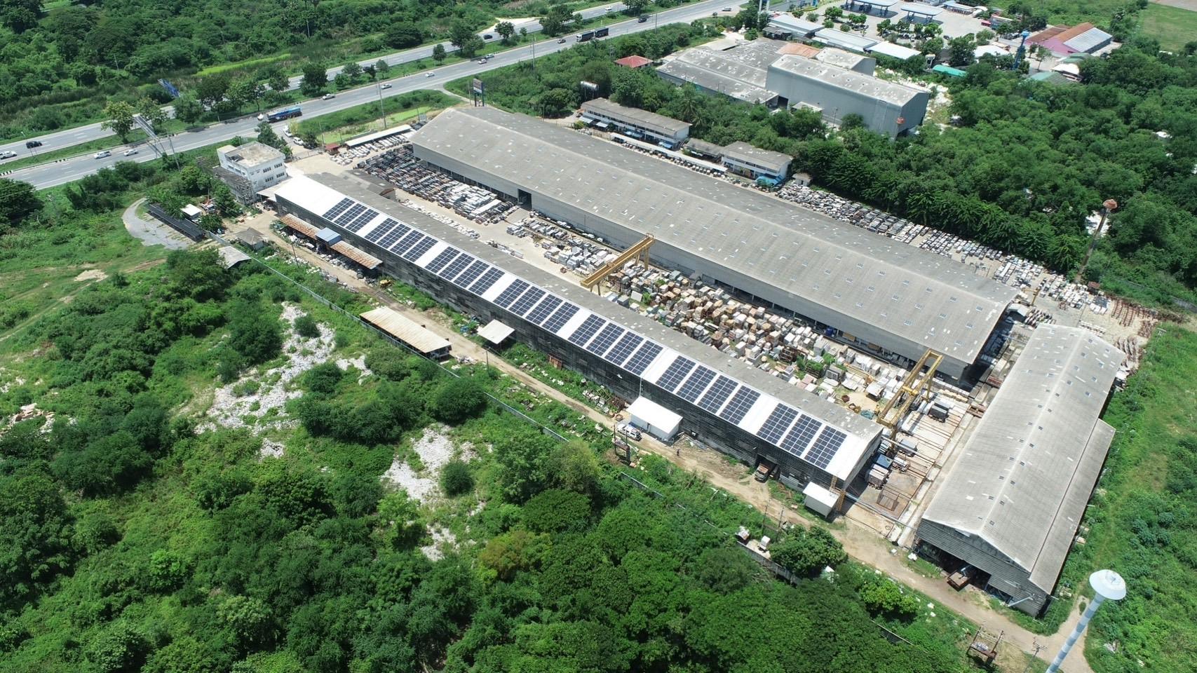 แผงโซลาร์เซลล์บนหลังคาโรงงานจากโปรไฟล์บริษัท